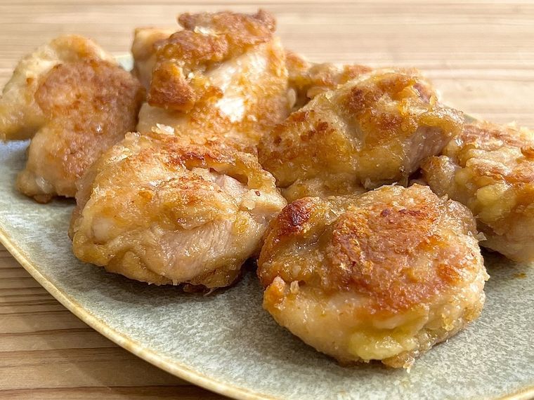 皿に盛られた唐揚げ