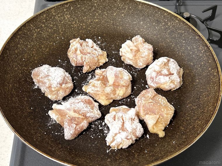 鶏肉を焼いている様子