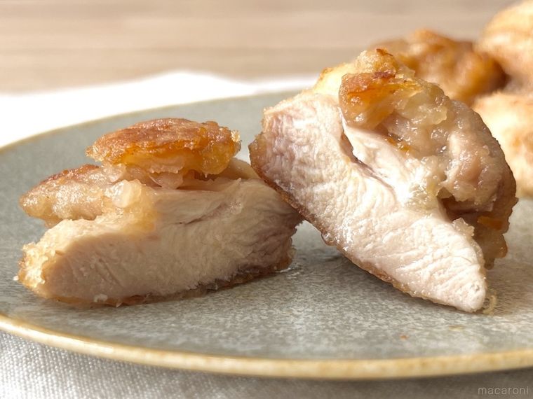 唐揚げを半分に切った様子