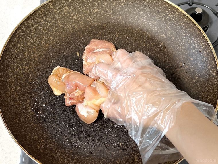 鶏肉におろししょうがとしょうゆをもみ込んでいる様子