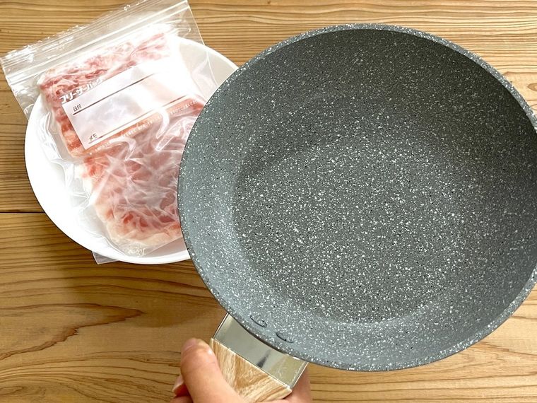 冷凍肉とフライパン