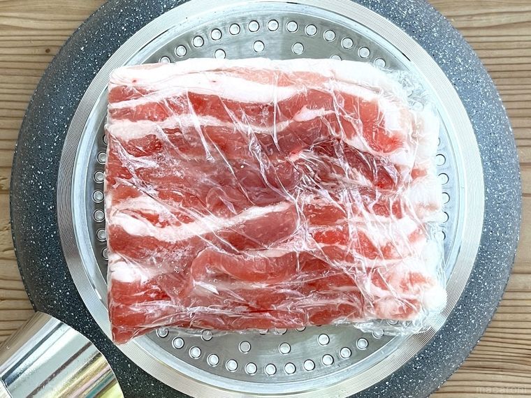 半解凍状態の豚バラ肉