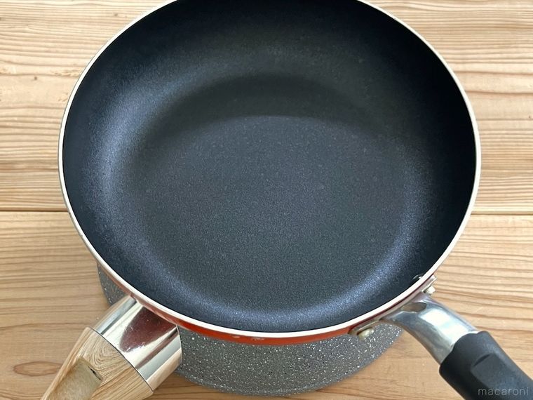 冷凍肉をフライパン同士で挟んだ様子