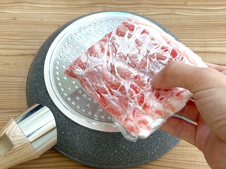 冷凍肉とフライパン