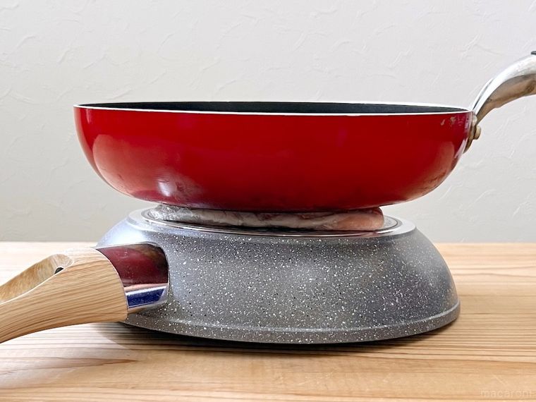 冷凍肉をフライパン同士で挟んだ様子