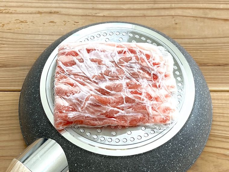 フライパンの上に冷凍肉を置いた様子