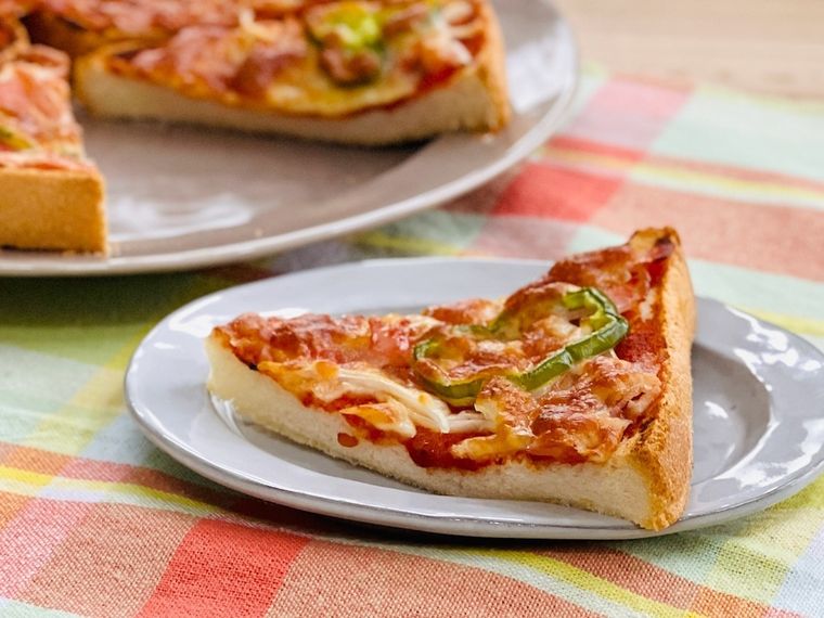 食パンピザを皿に盛り付けた様子