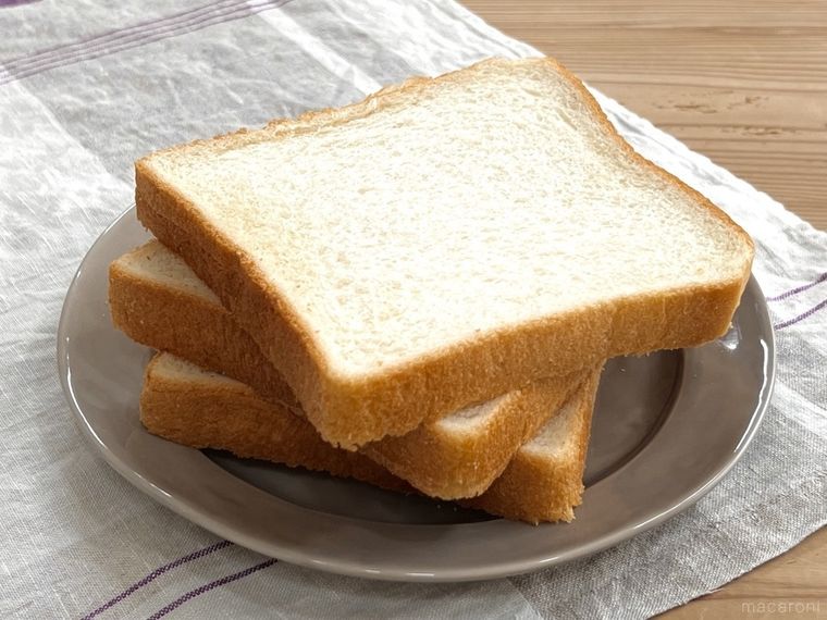 食パン3枚を皿にのせた様子
