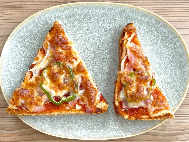 皿に盛られた食パンピザ