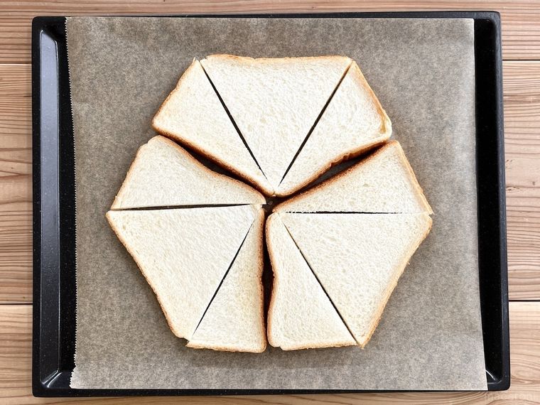 切った食パンを天板の上に並べた様子