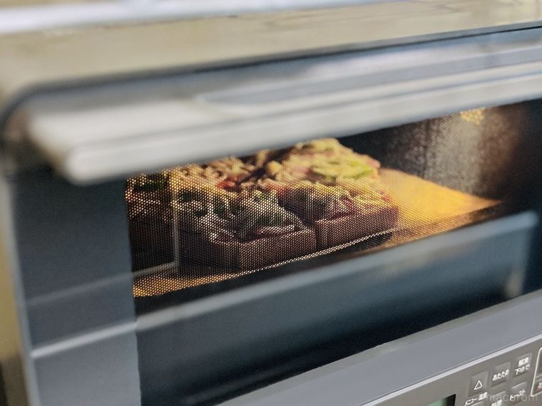 食パンピザをオーブンで焼いている様子