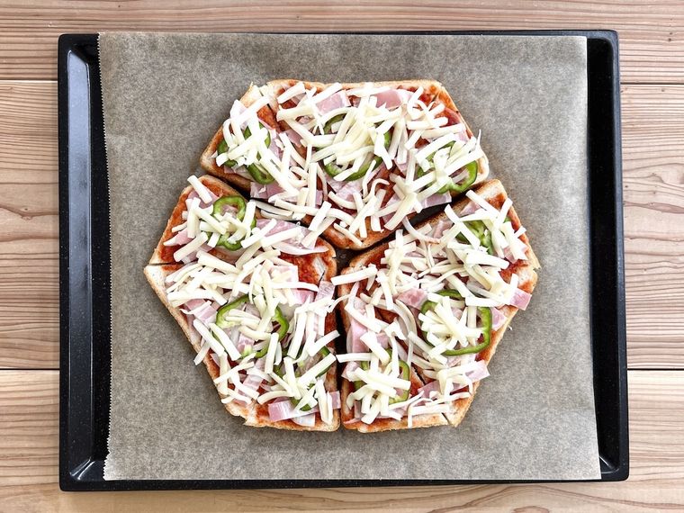 食パンにトッピングをした様子