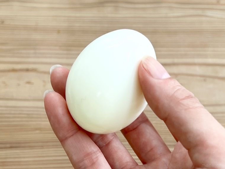 殻を剥いたゆで卵