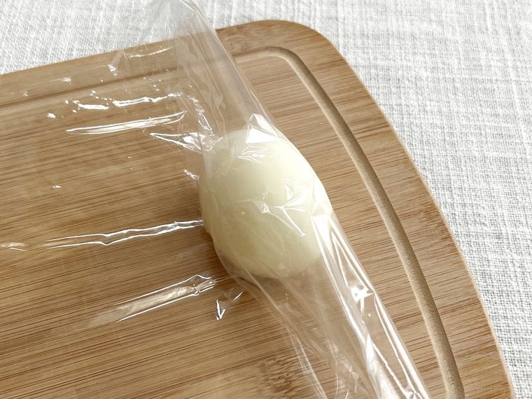 ゆで卵にラップを巻いた様子