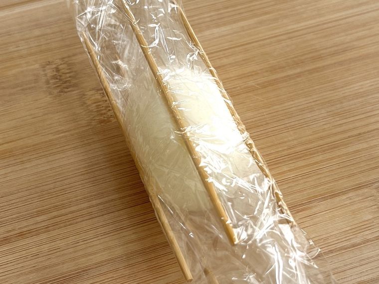 ゆで卵に竹串を巻いた様子