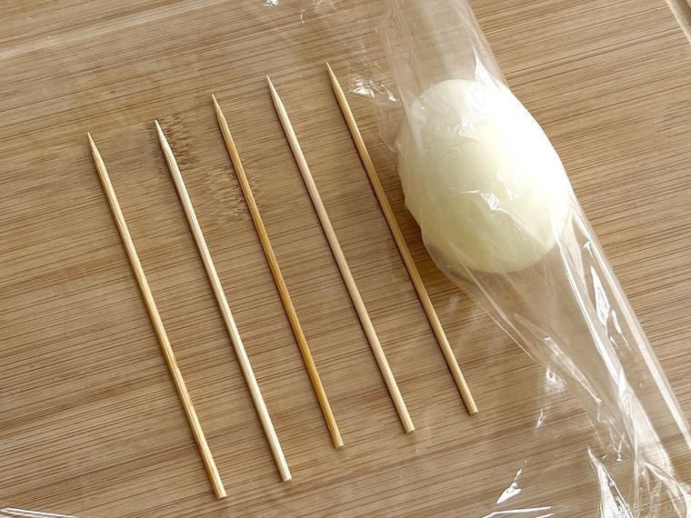 ゆで卵の横に竹串を並べた様子