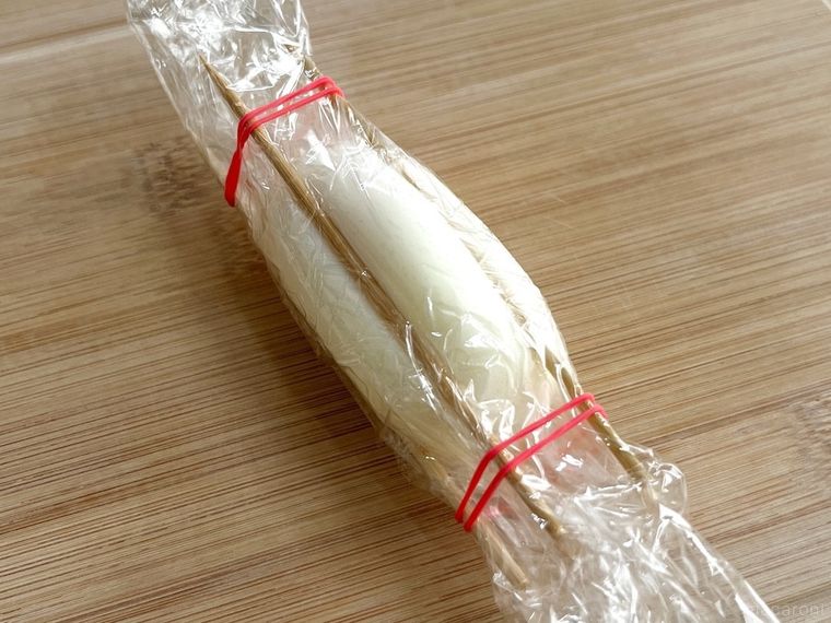 ゆで卵に竹串を巻いた様子