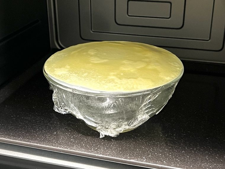 電子レンジでクレープ生地を作った様子