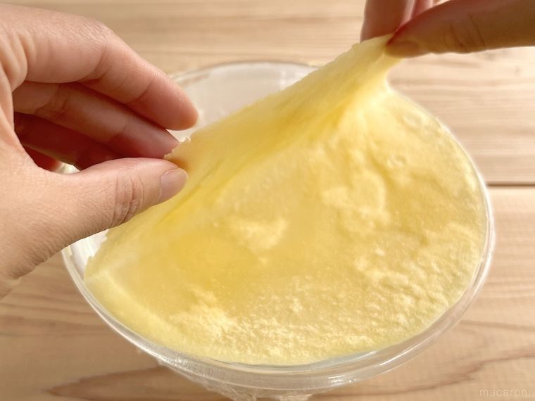 ラップからクレープ生地を剥がしている様子