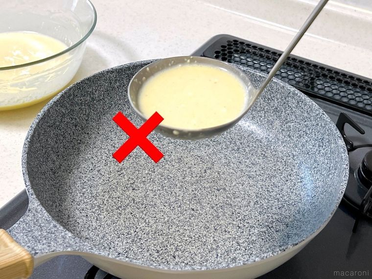 フライパンでクレープを焼こうとしている様子