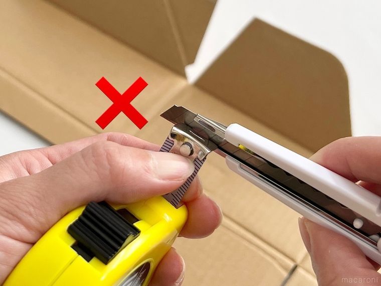 カッターのレーンにメジャーを差し込もうとしている様子