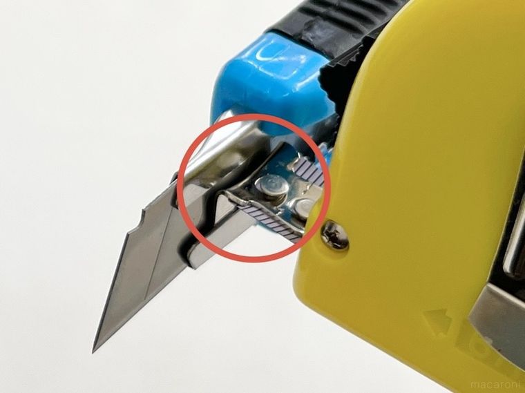 カッターのレーンにメジャーを差し込んだ様子