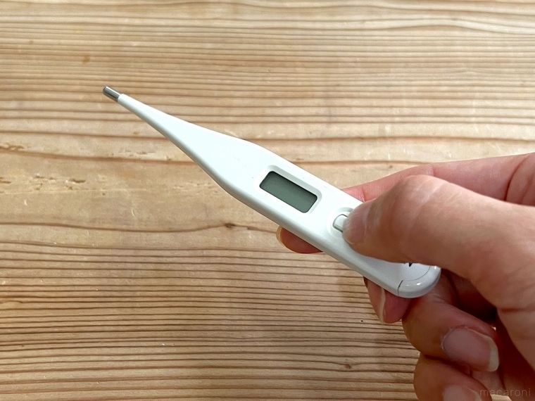 体温計のボタンを押そうとしている様子