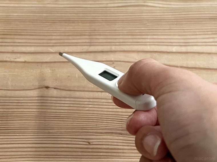 体温計のボタンを押している様子