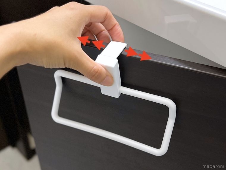 タオルハンガーを扉に付けた様子