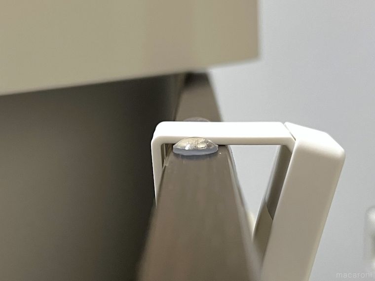 タオルハンガーのフックの両脇にクッションゴムを貼った様子