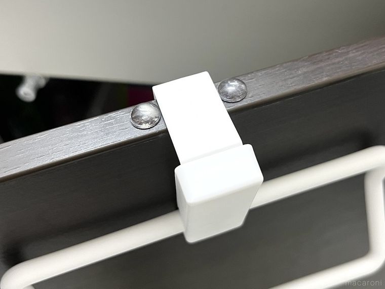 タオルハンガーのフックの両脇にクッションゴムを貼った様子