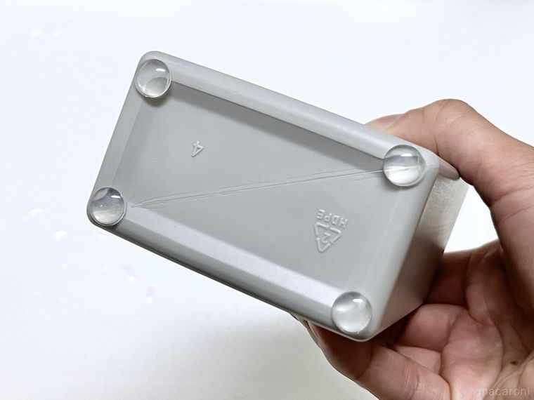 ハンドソープの容器の底にクッションゴムを貼った様子