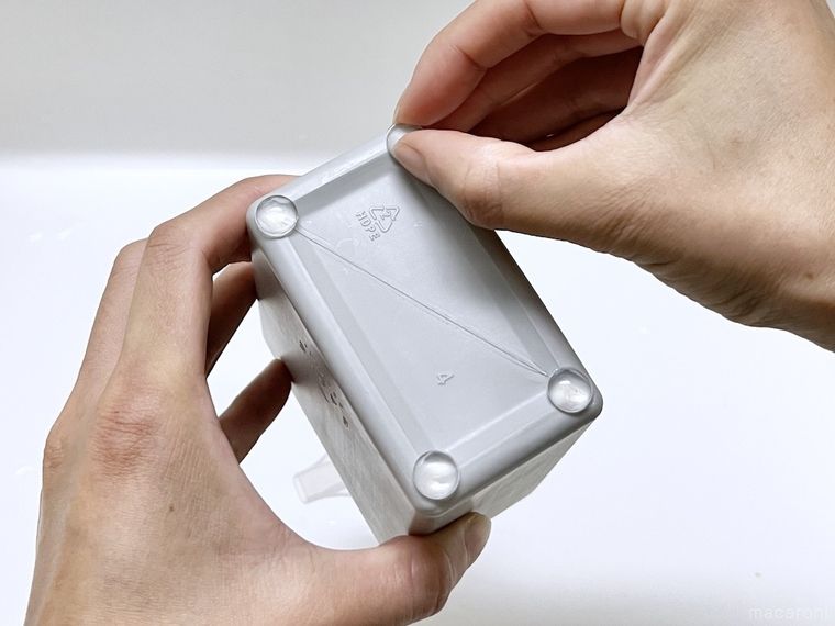 ハンドソープの容器の底にクッションゴムを貼っている様子