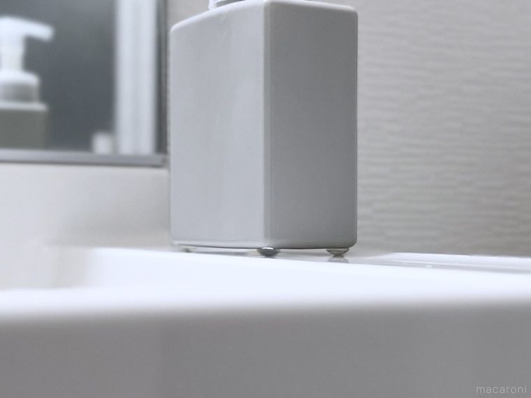 ハンドソープの容器の底にクッションゴムを貼った様子