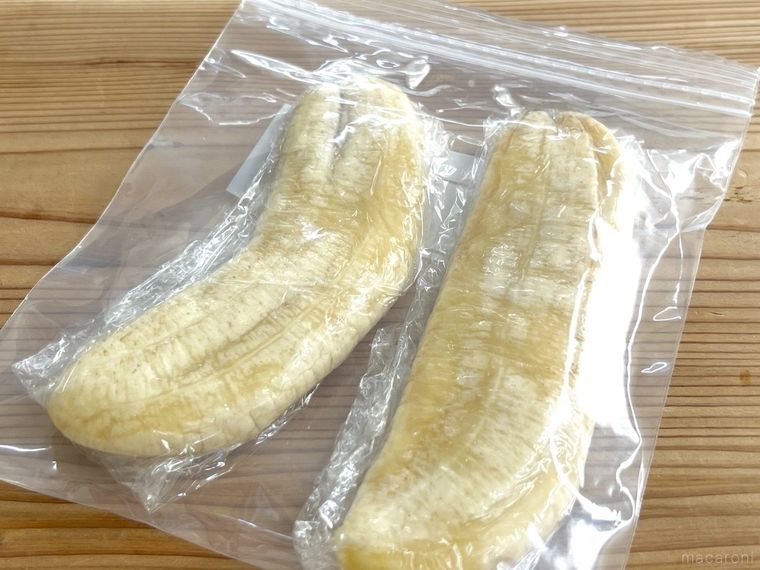 つぶしたバナナをポリ袋に入れた様子