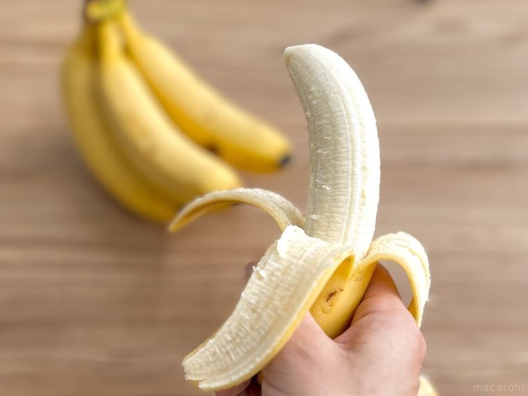 皮を剥いたバナナ