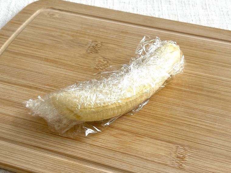 皮を剥いたバナナをラップで包んだ様子