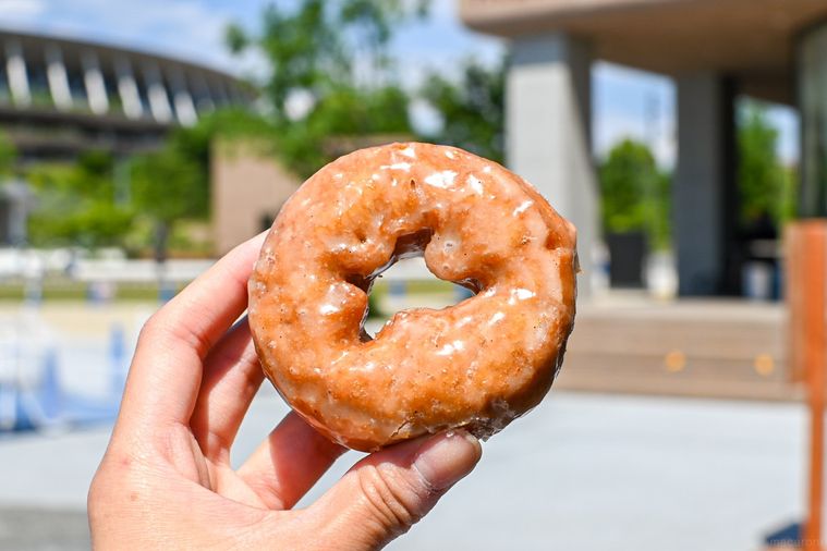 ドーナツを持っているところ