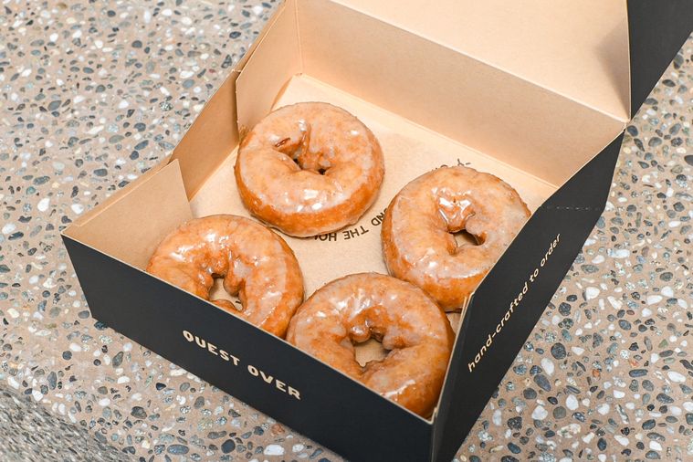 箱に入った4つのドーナツ