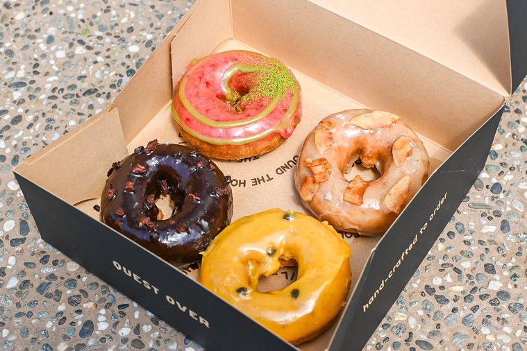 箱に入った4つのドーナツ