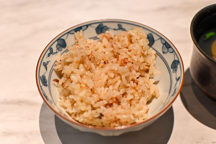 お茶碗に入ったごはんのアップ