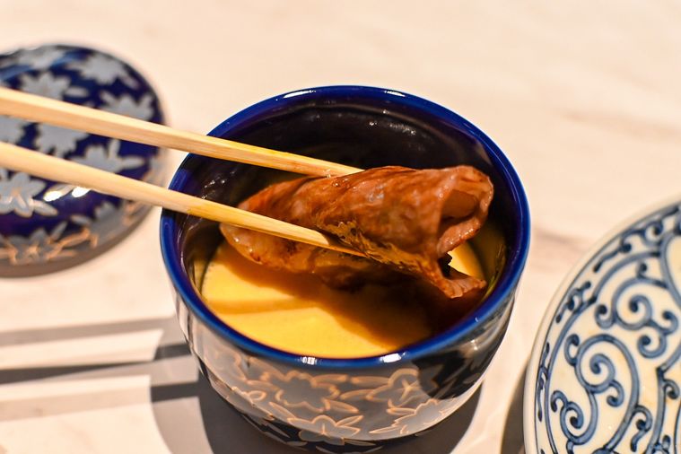 お肉を卵にくぐらせているところ