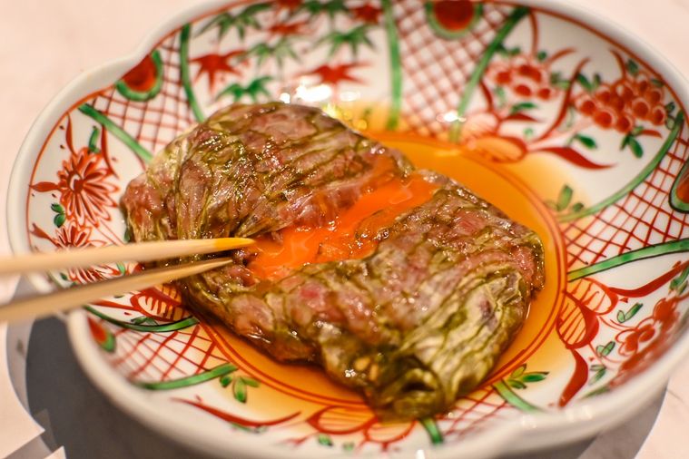 ユッケの卵を割ったところ