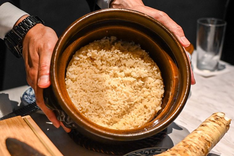 土鍋に入ったごはん