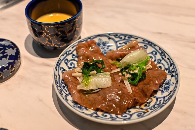 野菜をのせたお肉のアップ