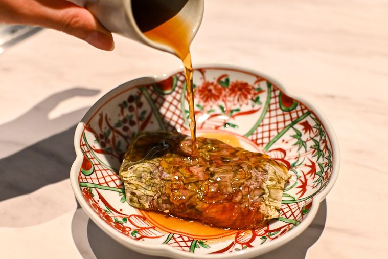 ユッケに出汁をかけているところ