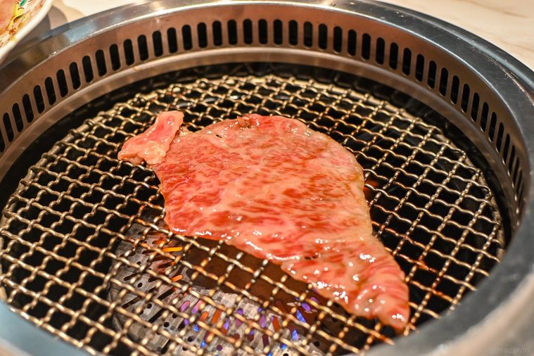 お肉を焼いているところ