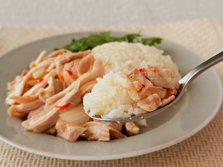 コムガーをスプーンですくっている様子