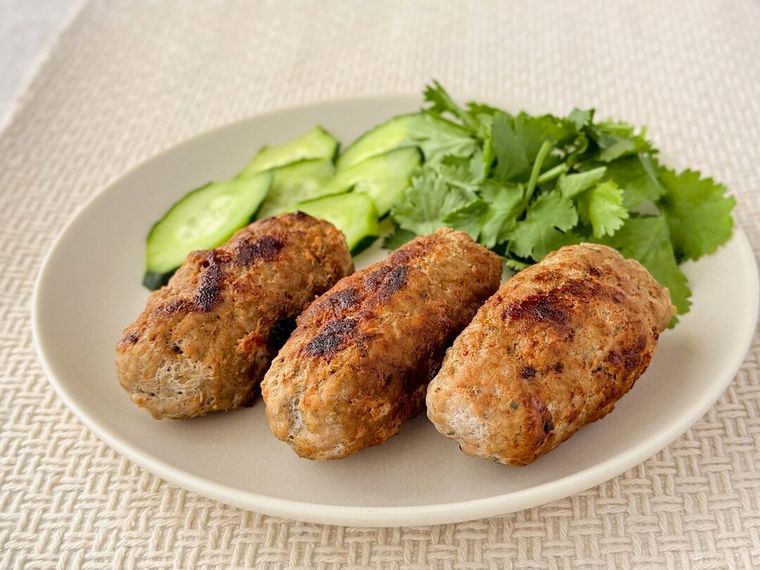 チェンマイソーセージの素で作ったソーセージが盛り付けられている様子