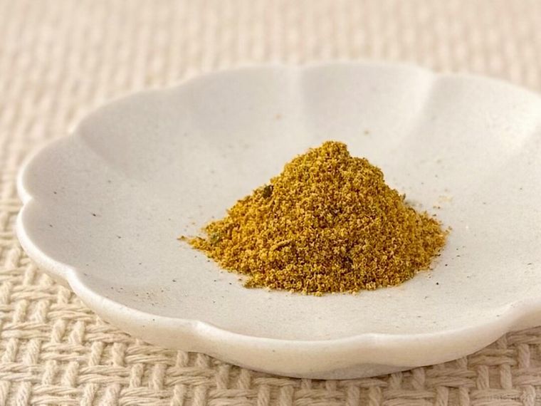 袋から取り出したチェンマイソーセージの素サイウア